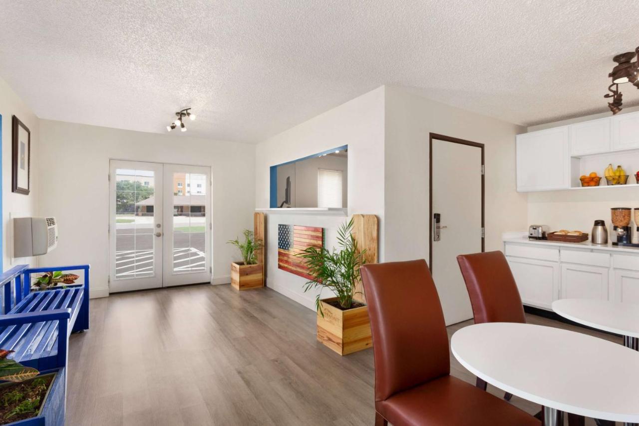 Baymont By Wyndham Hutchinson Exterior foto